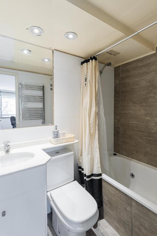 Vitacura Zen 2br W/ Parking, Wifi, Gym & Mall *